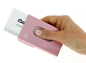 Ögon Design. One Touch visittkort holder i aluminium rosa