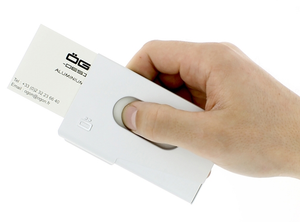 Ögon Design. One Touch visittkort holder i aluminium sølv